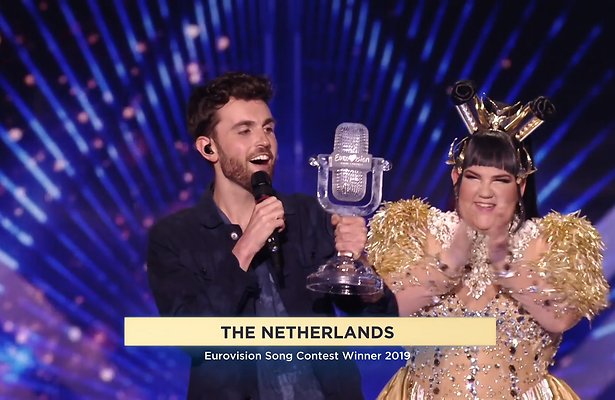 Duncan ontvangt de prijs van Netta, de ESF winnaar van 2018